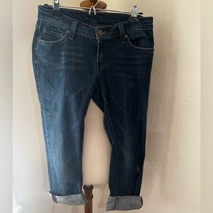 Size 5 like new Levi capris